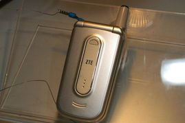 中興亮相2004年中國國際通信設備技術展，展示最新系列手機圖片引領通信新風尚